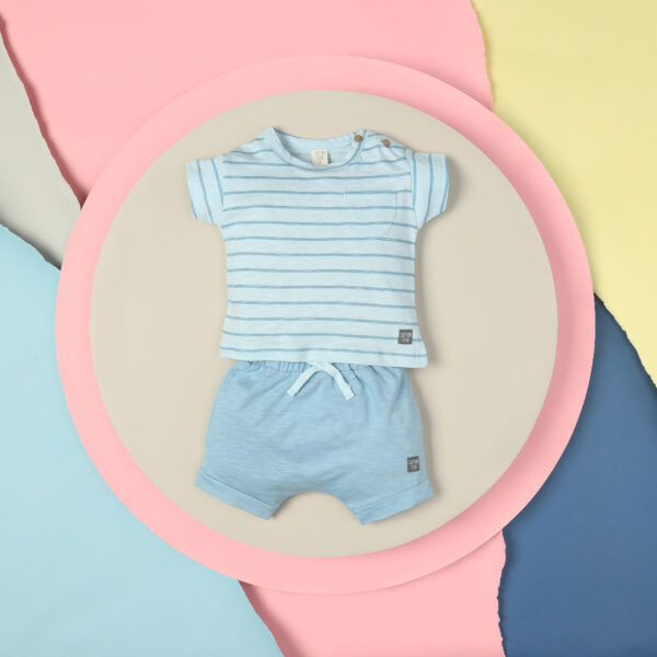 Conjunto short azul con camiseta rayas azul